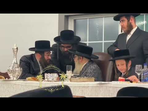 Satmar Rebbe R' Aharon In Conversation With His Sons