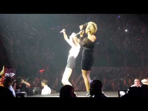 Taylor Swift + Emeli Sande - 2014-02-10 - Next To Me - O2 Arena London - Duet