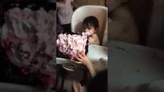 videos de risa  el bebe y el pastel