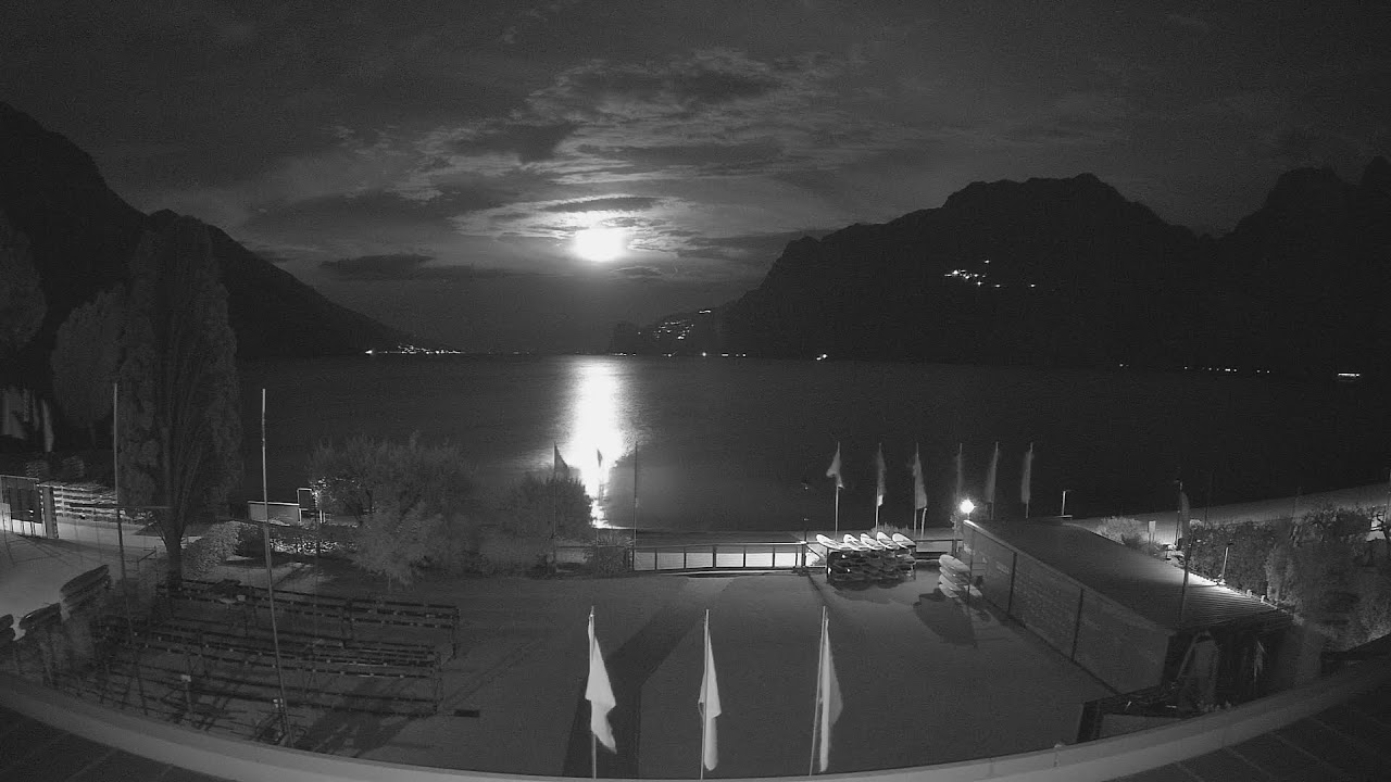Live webcam view of Webcam del Circolo Surf Torbole