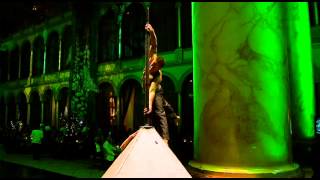 Karen and Dominic - The Human Flags - Les drapeaux humains  - The act - Mât chinois Chinese pole