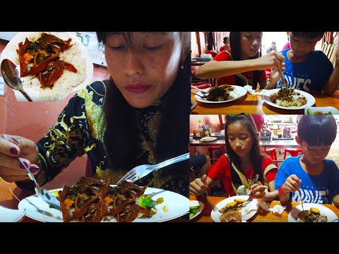 Pork Intestine And Pork Rice With Eggs For Breakfast - Phnom Penh Street Food