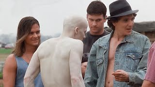 Download lagu Pria albino itu berbeda dari orang lain dan bakatnya bisa mengubah dunia. mp3