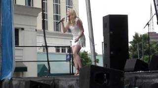 Emily West - Mississippi's Cryin' (CMA Music Fest)
