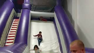 Thompson Tara Teri play Bounce U with Linh Chi An Binh15 2018 20180113 154112