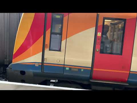 11:52 South Western Railway service to Weymouth arrives at Christchurch, 22/12/2021￼￼