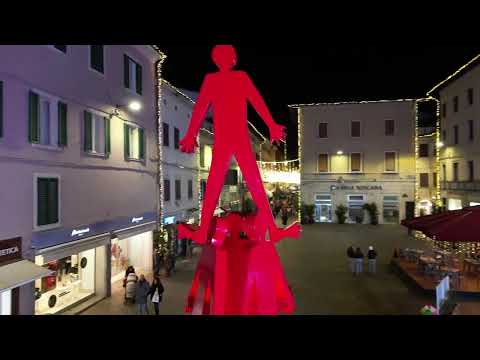 La luminaria di Natale a Pontedera e la baita di Babbo di Natale