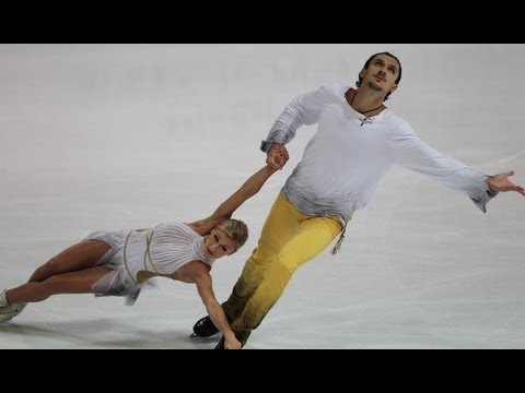 The ice skaters perform the impossible, look at the incredible moves that leave the audience stunned
