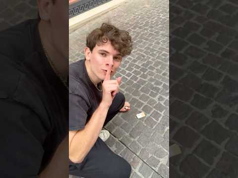 Piéger Des Inconnus Avec Un Billet Collé Au Sol
