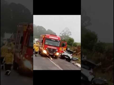 GRAVE ACIDENTE NA BR-282: Kwid fica destruído após colisão frontal com caminhão