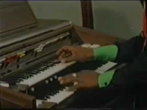 Aprenda a tocar reggae com Dennis Bovell