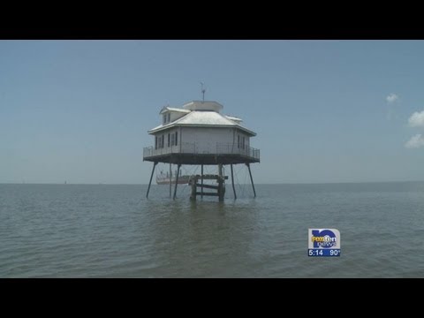 Middle Bay lighthouse damaged by shrimp boat