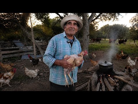 Con 74 años VIVE SOLO en MEDIO del MONTE y se niega a abandonarlo