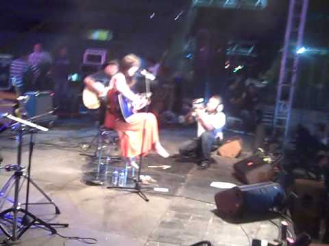 Mariana Vega "Lejos de Reconocer" en vivo