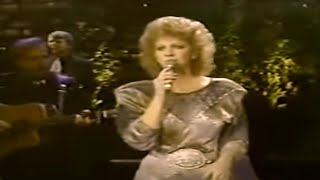 Reba McEntire – How Blue (Live)