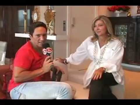 APLAUZZO 2 11 11 1 - CLIVANDA TOMIO VESTINDO SUA CASA .wmv