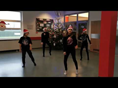 Świąteczny taniec uczniów klas 5-8