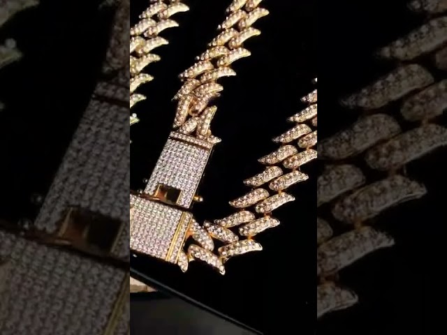 Vídeo relacionado con MenYiYDS 2 piezas Cadena Oro Hombre, Hip Hop Pulsera, Cadena con Colgante de Signo de Dólar, Accesorios de Hip Hop de Los Años 80 y 90, Cadenas de Oro Hombre, para Fiestas de Rap(Collar + Pulsera)