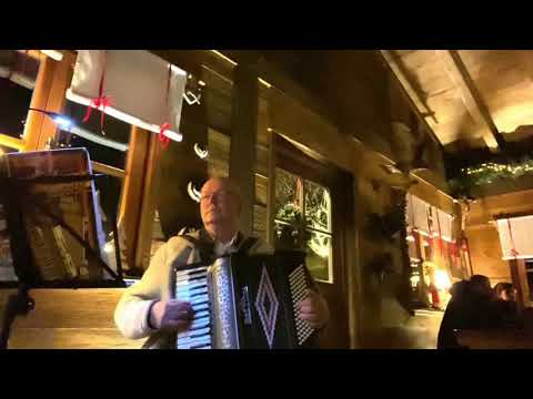 Alpen￼ländische Musik mit Akkordeon in Darmstadt beim Imbiss SALM