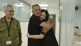 תיעוד נוסף מרגעי המפגש של נועה ארגמני, אלמוג מאיר, אנדרי קוזלוב ושלומי זיו, עם בני משפחותיהם (עדכוני משרד ראש הממשלה) - התמונה מוצגת ישירות מתוך אתר האינטרנט יוטיוב. זכויות היוצרים בתמונה שייכות ליוצרה. קישור קרדיט למקור התוכן נמצא בתוך דף הסרטון