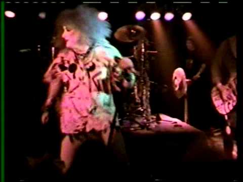 Glamvestite Vampirez live at The Coconut Teaszer (1997).
