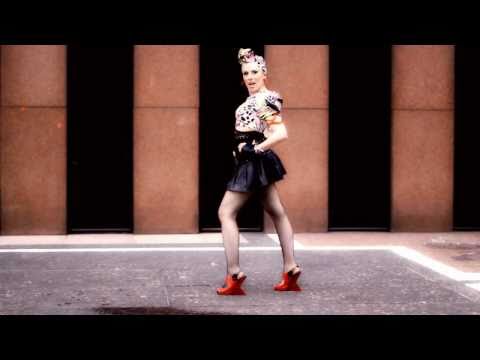 ERIKKA RODRIGUES em: Erikka Supernova - Aumenta o som que eu vou dançar - CLIPE OFICIAL