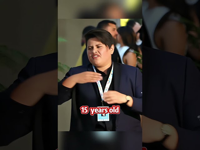 Vídeo relacionado con Julian Dennison Big Head. Máscara más Grande Que la Vida.