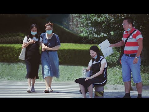 當遇到孕婦發生孕吐反應，有人拿出手機打給了自己的媽媽