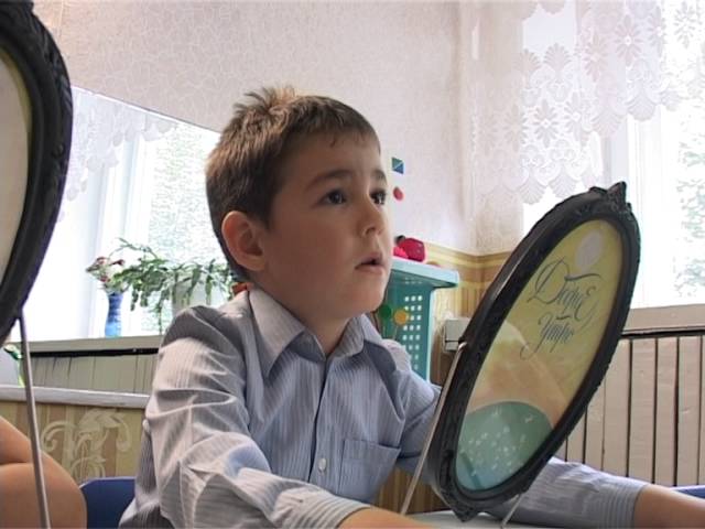 Показывать язык можно