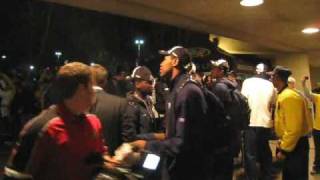 preview picture of video 'WVU stuns Kentucky 73-66  Team arrives in Morgantown'