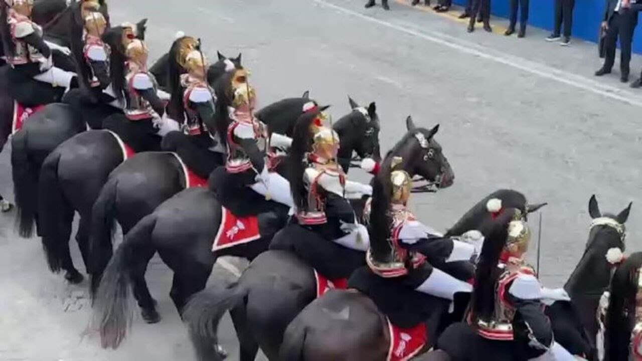 Gli onori al Presidente della Repubblica al termine della Parata del 2 giugno ai Fori Imperiali