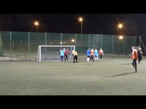 Tomek Konkol (KS Kniewo) broni karnego z Kąpinem