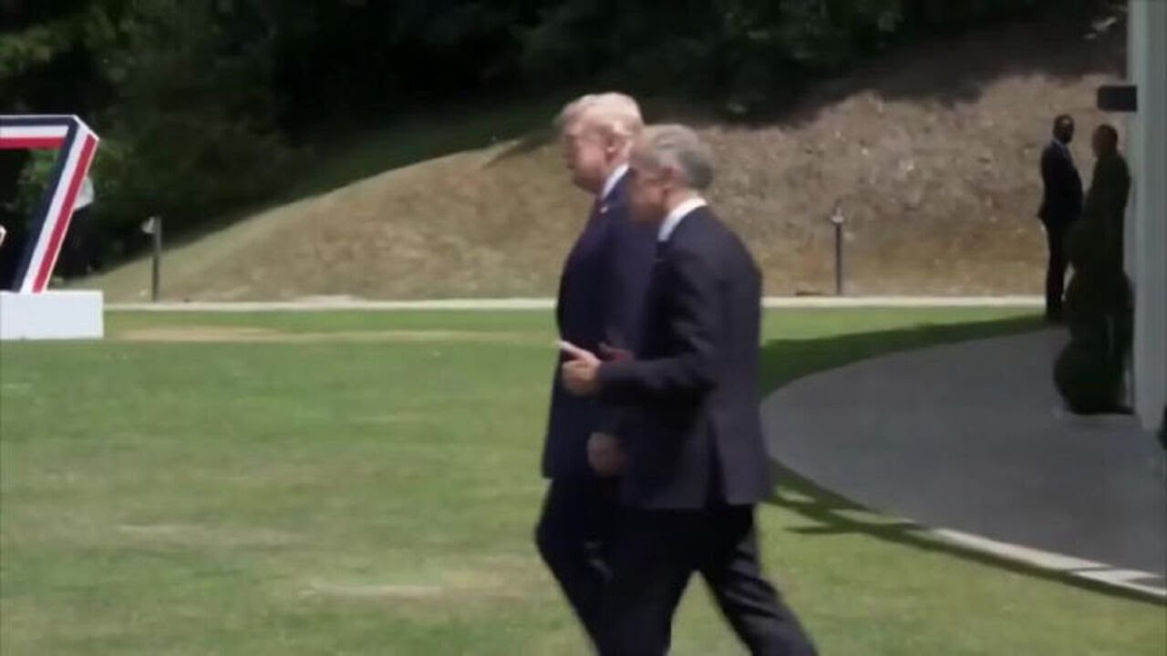 G7 Evian, i leader in posa per la foto di gruppo. Tra gli altri, Trump, Meloni e Macron