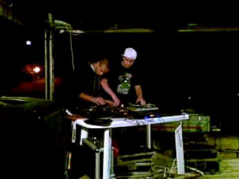 DJ Fumo & S-One scratching