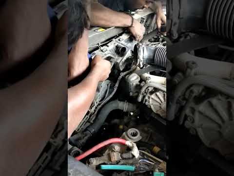 Radiator fan assembly removing #radiator #assembly #mechanic #shortsvideo