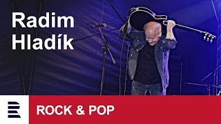 Radim Hladík ve skladbě „Má hra“ na jedinečném koncertě Blue Effectu s Big Bandem Gustava Broma Radim Hladík ve skladbě „Má hra“ na jedinečném koncertě Blue Effectu s Big Bandem Gustava Broma