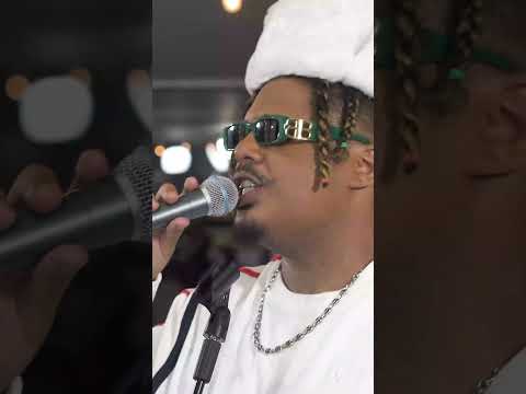 Naza perf Loin de moi en mini concert camino