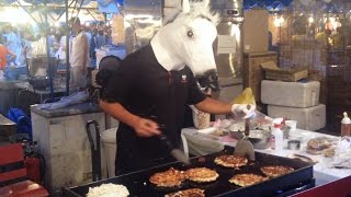 preview picture of video 'Horse Making Okonomiyaki [iPhone 4S/HD]'