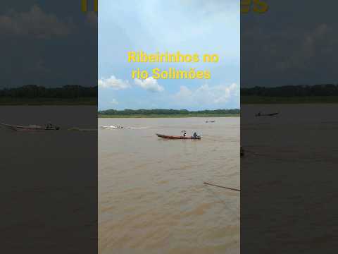 RIBEIRINHOS DA AMAZÔNIA NAVEGANDO NO RIO SOLIMÕES. Município de Alvarães, estado do Amazonas.