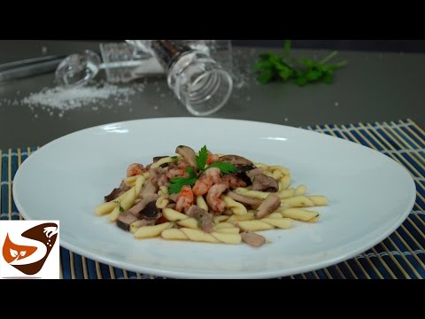 Pasta  funghi e gamberetti: primi piatti veloci e semplici (creamy mushrooms and prawns pasta)