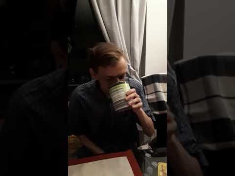 Dosenbier mit geschlechtsreifen Männern