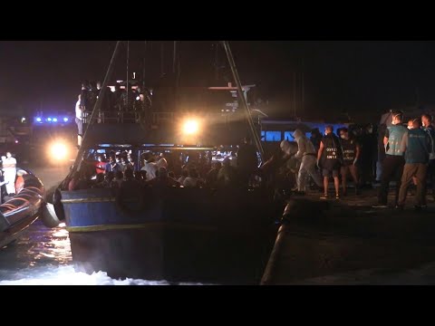 Rund 450 Flüchtlinge in seeuntauglichem Fischerboot nach Lampedusa gebracht | AFP