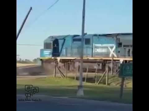IMPACTANTE CHOQUE ENTRE UN TREN Y UN CAMIÓN EN MACIEL: EL TRAILER HABÍA QUEDADO ATASCADO EN LAS VÍAS