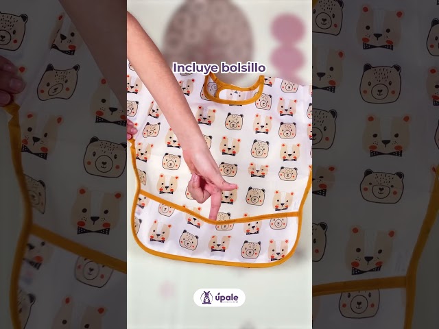 Vídeo relacionado con TINY WOLFIE - Babero impermeable con mangas para bebé. Ideal BLW. Tacto Suave y Agradable. Manga larga. Para niños y niñas de 6 a 36 meses. Fácil limpieza en lavadora (Gatos & Ratones)
