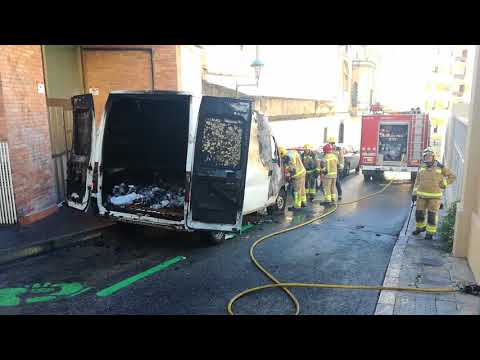 Crema una furgoneta al carrer de Sant Magí a Tarragona