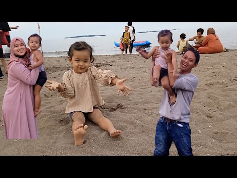 MAIN PASIR DI PANTAI || Pertama kalinya safwana main pasir di pantai