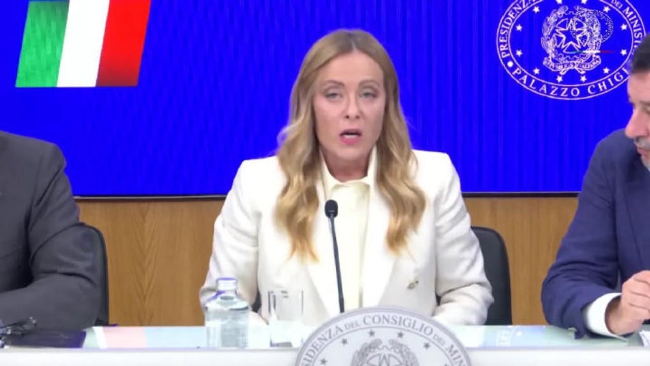 Meloni: Climatizzatori in tutte le scuole. Era meglio occuparsene di comprare banchi a rotelle