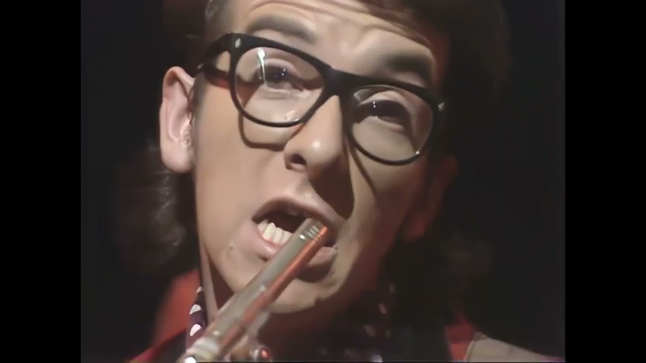 Elvis Costello - Pump It Up (TOTP 15th June 1978) - YouTube