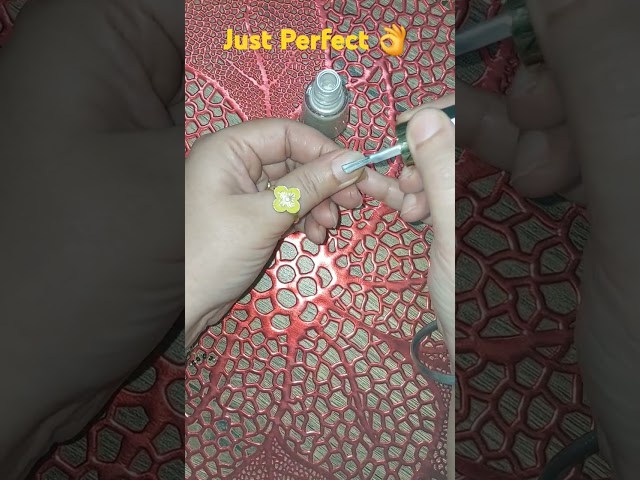 Vídeo relacionado con Revlon Esmalte de uñas Super Lustrous Nail Enamel con vitamina E y resistente. Tono 909 Sheer Petal