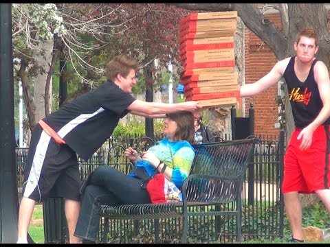 Trouver des choses sur la tête des gens (caméra cachée)